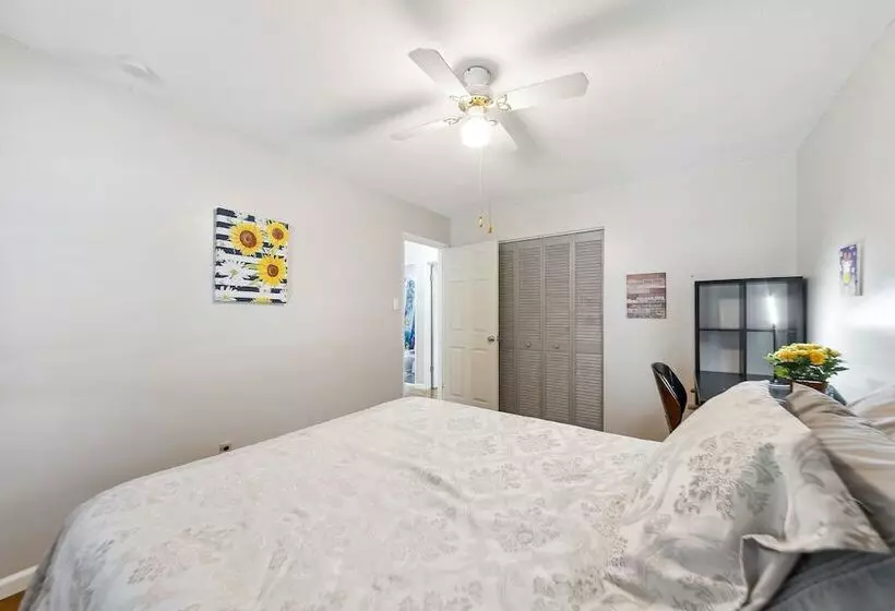 Inviting St Louis Home W/ Deck Near Forest Park!