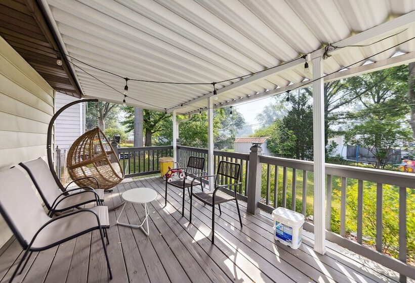Inviting St Louis Home W/ Deck Near Forest Park!