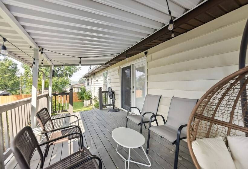 Inviting St Louis Home W/ Deck Near Forest Park!