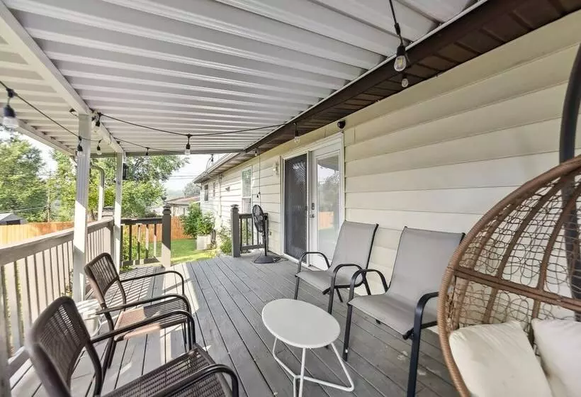 Inviting St Louis Home W/ Deck Near Forest Park!