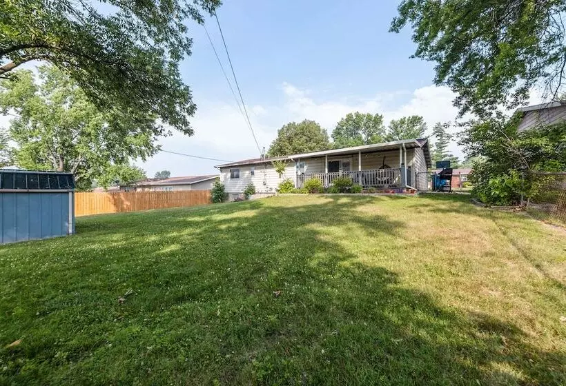 Inviting St Louis Home W/ Deck Near Forest Park!