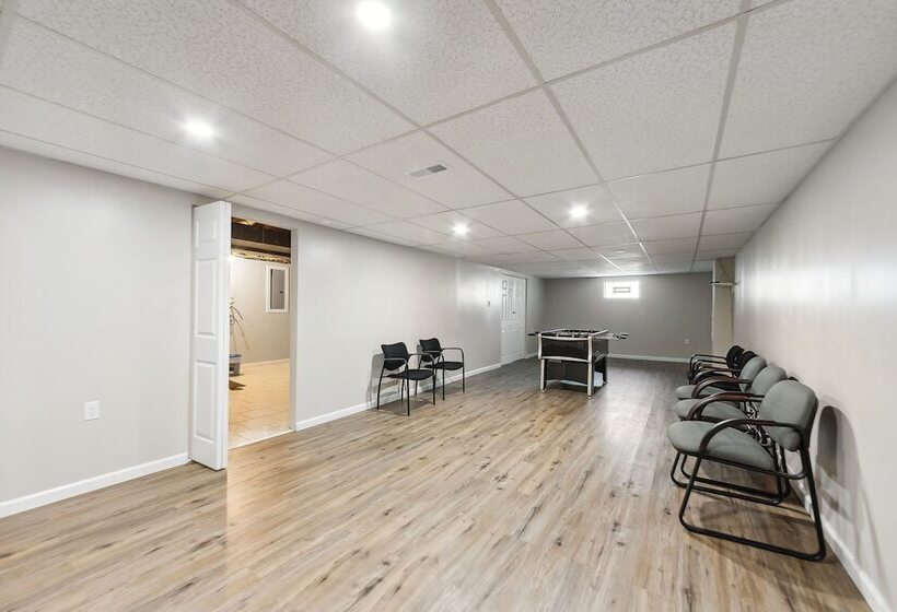 Inviting St Louis Home W/ Deck Near Forest Park!