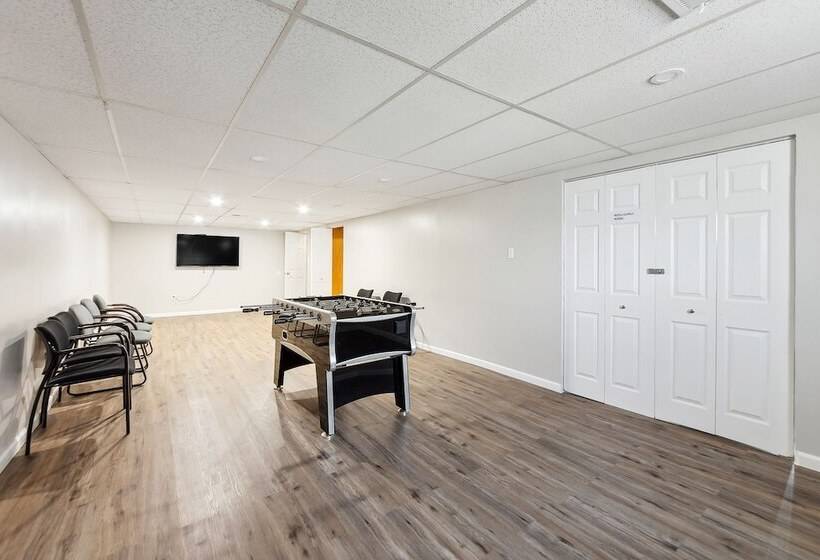 Inviting St Louis Home W/ Deck Near Forest Park!