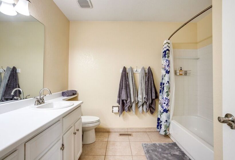 11 Mi To Denver: Pet Friendly Home In Thornton!