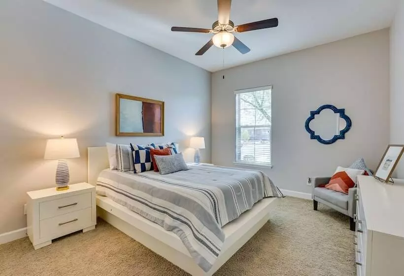 Luxe Goodyear Home: Pool, Swim Up Bar, Game Room!