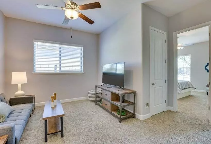 Luxe Goodyear Home: Pool, Swim Up Bar, Game Room!