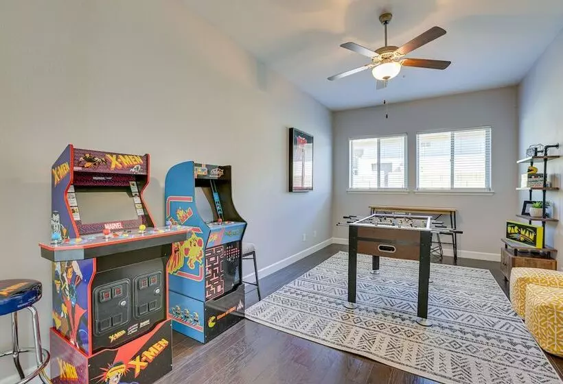 Luxe Goodyear Home: Pool, Swim Up Bar, Game Room!