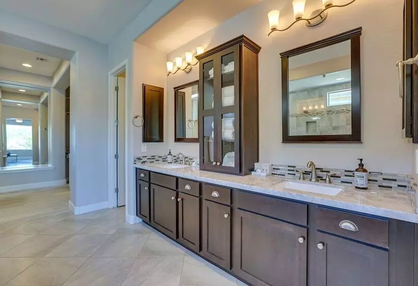 Luxe Goodyear Home: Pool, Swim Up Bar, Game Room!