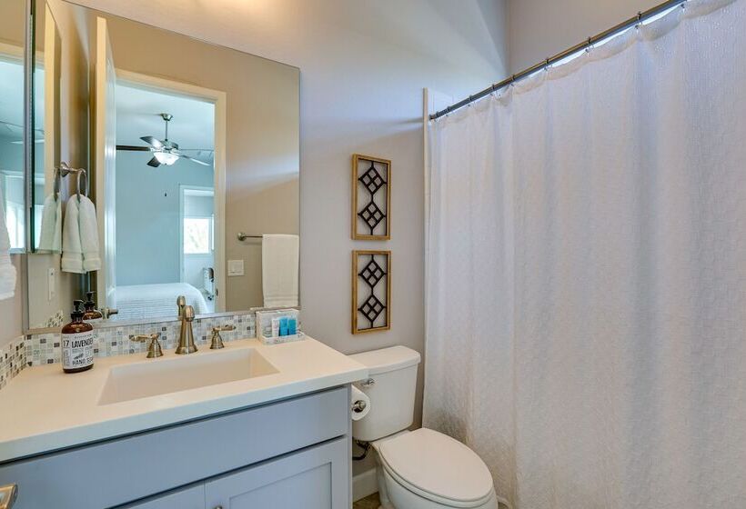 Luxe Goodyear Home: Pool, Swim Up Bar, Game Room!