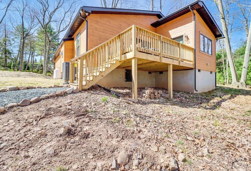 Lake Harmony Resort Home W/ Deck   4 Mi To Skiing!