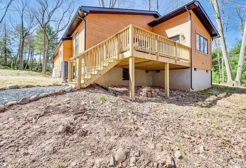 Lake Harmony Resort Home W/ Deck   4 Mi To Skiing!