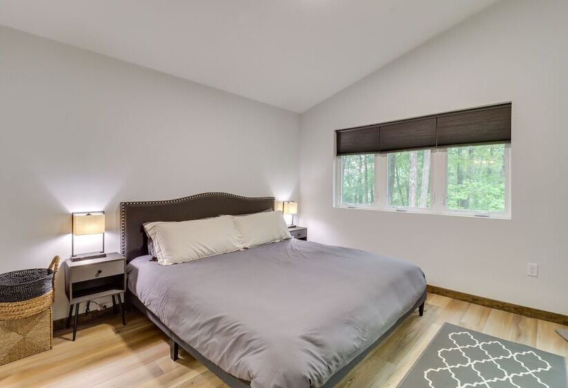 Lake Harmony Resort Home W/ Deck   4 Mi To Skiing!