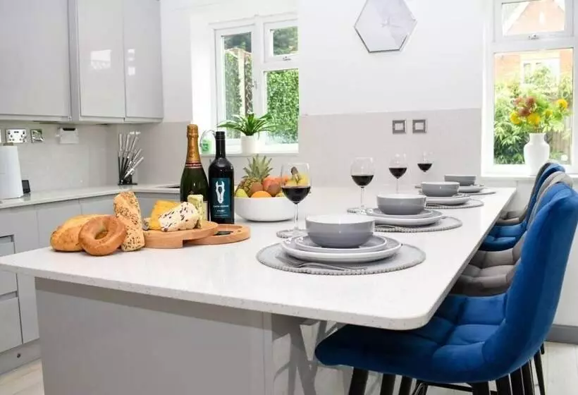 レジデンス Amazing 4br Near Hospital, Free Parking, Sleeps 10