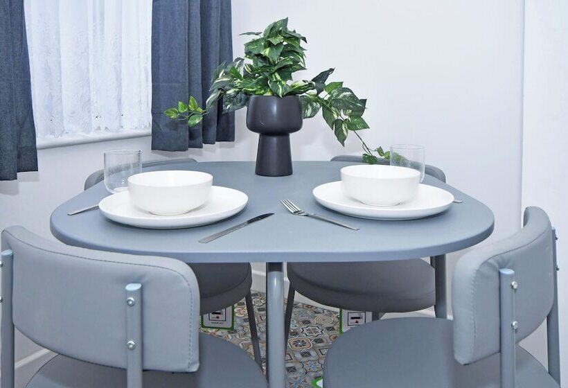 דירת נופש Impeccable 3 Bed House In Stoke On Trent