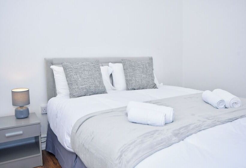 דירת נופש Impeccable 3 Bed House In Stoke On Trent