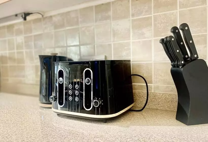 Residenssi Stylish 3 Bed House In Hornchurch   Free Parking