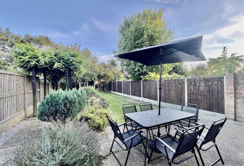 Резиденция Stylish 3 Bed House In Hornchurch Free Parking