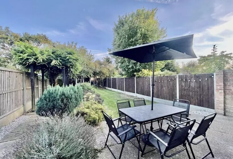 Residenssi Stylish 3 Bed House In Hornchurch   Free Parking