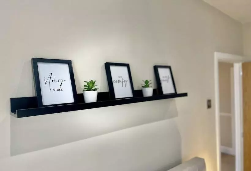 Residenssi Stylish 3 Bed House In Hornchurch   Free Parking