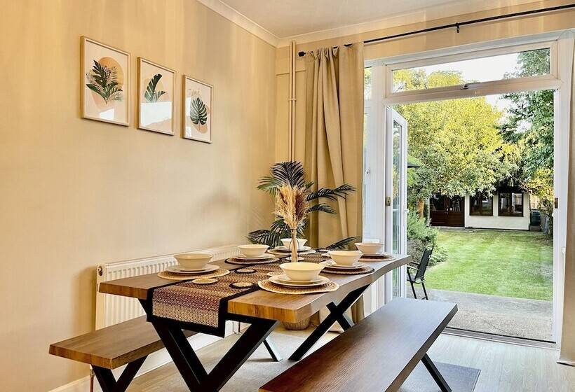 Резиденция Stylish 3 Bed House In Hornchurch Free Parking