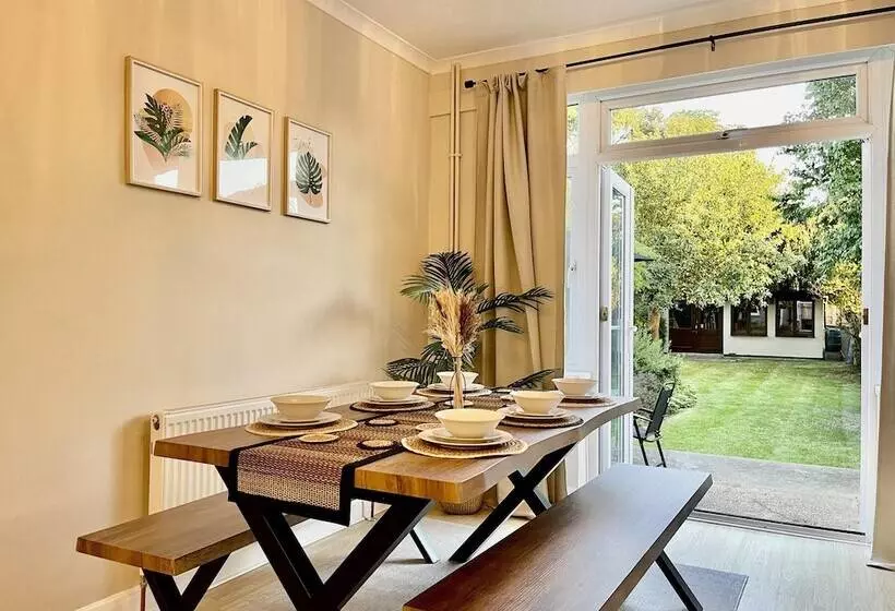 Residenssi Stylish 3 Bed House In Hornchurch   Free Parking