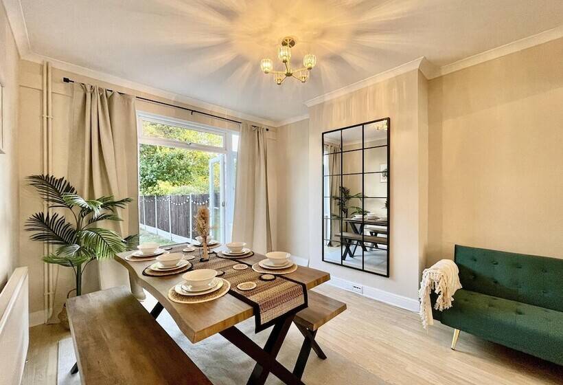 Резиденция Stylish 3 Bed House In Hornchurch Free Parking
