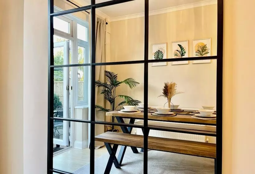 Residenssi Stylish 3 Bed House In Hornchurch   Free Parking