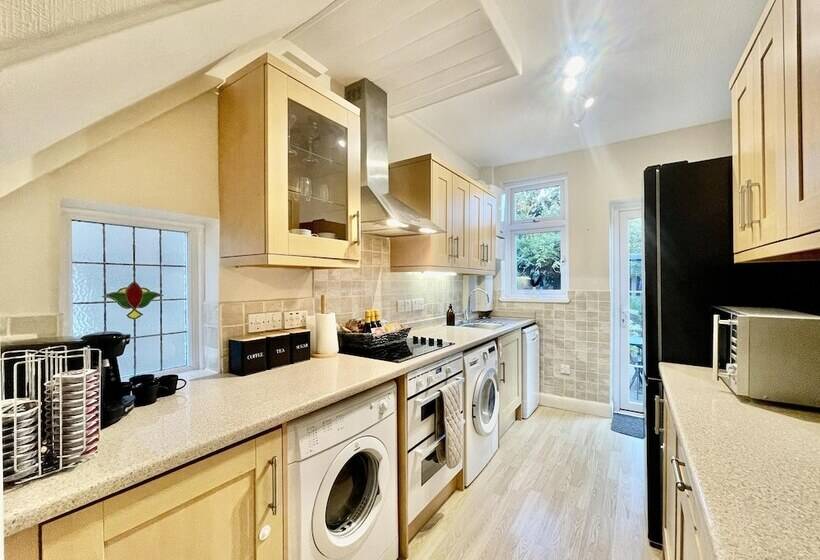 Резиденция Stylish 3 Bed House In Hornchurch Free Parking