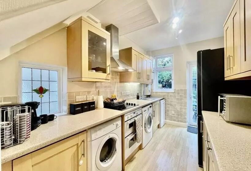 Residenssi Stylish 3 Bed House In Hornchurch   Free Parking