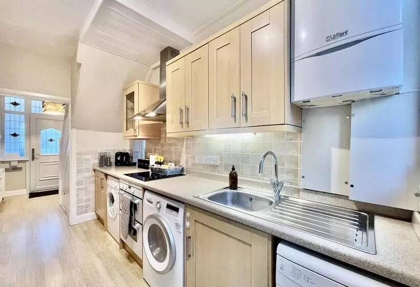 Residenssi Stylish 3 Bed House In Hornchurch   Free Parking