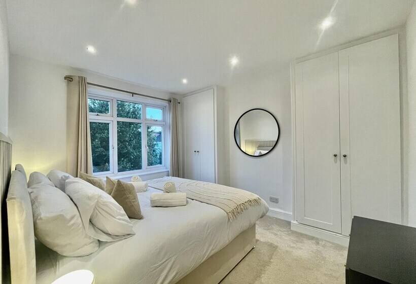 Резиденция Stylish 3 Bed House In Hornchurch Free Parking