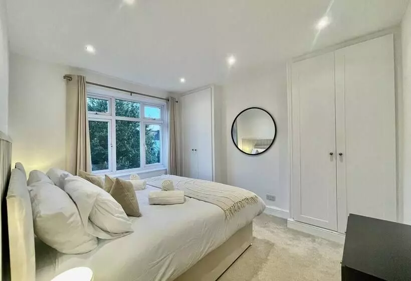 Residenssi Stylish 3 Bed House In Hornchurch   Free Parking