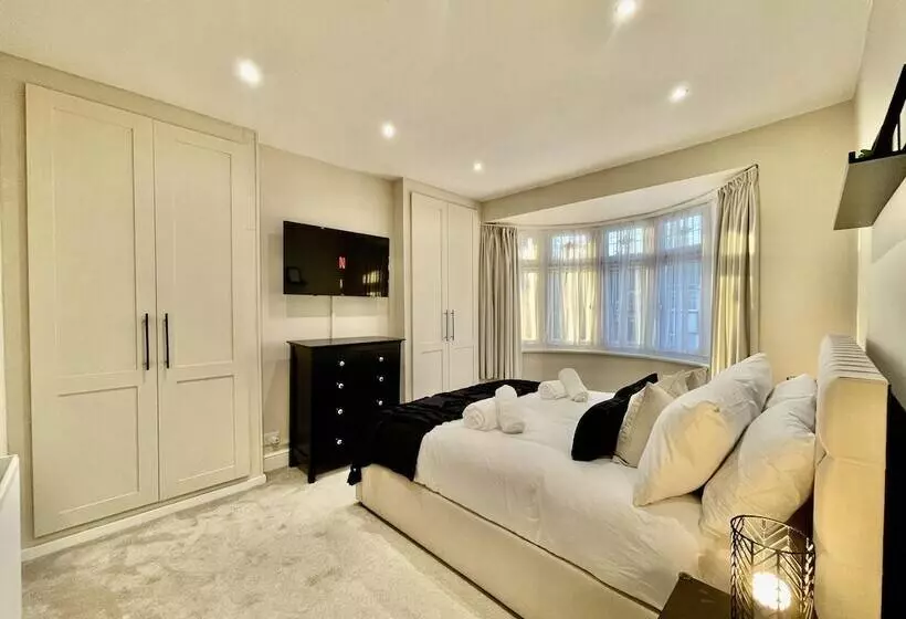 Residenssi Stylish 3 Bed House In Hornchurch   Free Parking