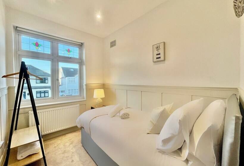 Резиденция Stylish 3 Bed House In Hornchurch Free Parking
