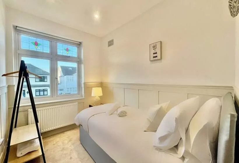 Residenssi Stylish 3 Bed House In Hornchurch   Free Parking