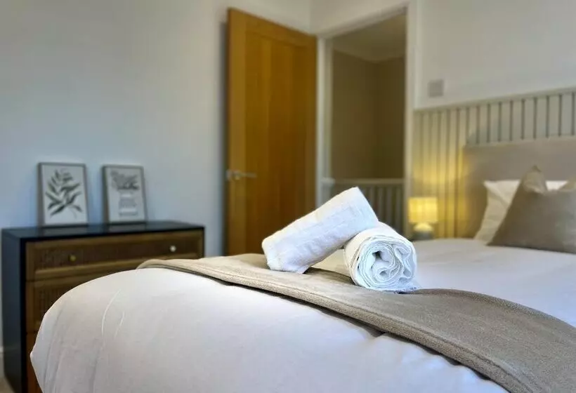 Residenssi Stylish 3 Bed House In Hornchurch   Free Parking