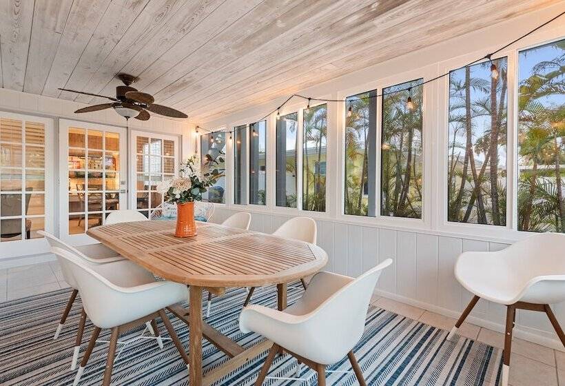 Siesta Key Oasis W/ Outdoor Pool + Screened Lanai!