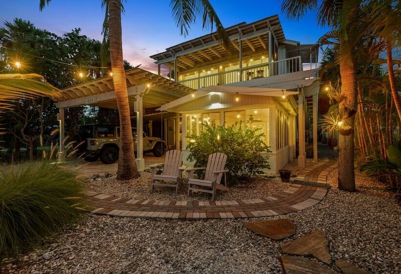 Siesta Key Oasis W/ Outdoor Pool + Screened Lanai!