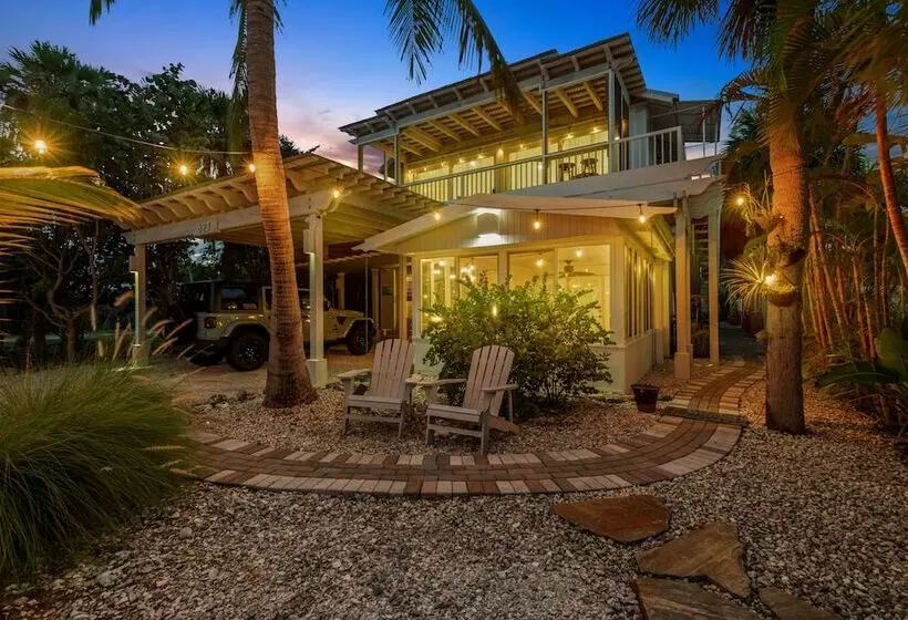Siesta Key Oasis W/ Outdoor Pool + Screened Lanai!