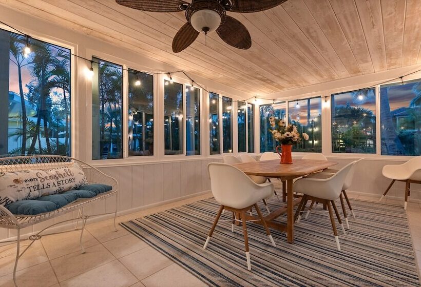 Siesta Key Oasis W/ Outdoor Pool + Screened Lanai!