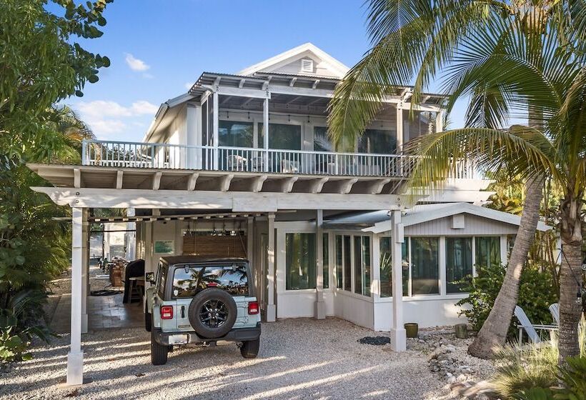 Siesta Key Oasis W/ Outdoor Pool + Screened Lanai!