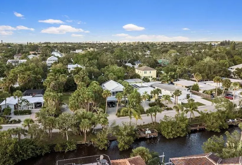 Siesta Key Oasis W/ Outdoor Pool + Screened Lanai!