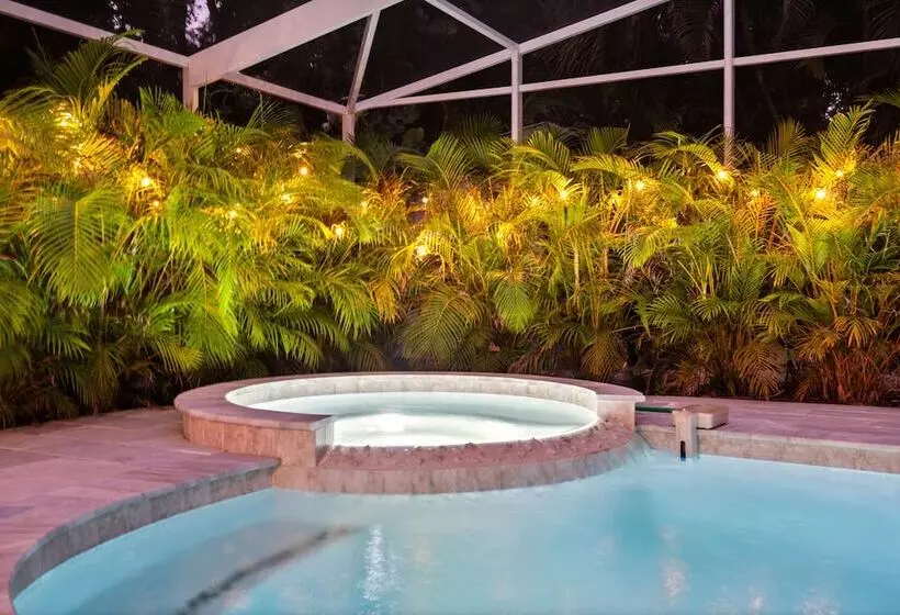 Siesta Key Oasis W/ Outdoor Pool + Screened Lanai!