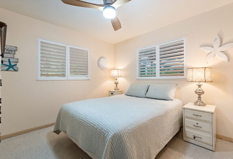 Siesta Key Oasis W/ Outdoor Pool + Screened Lanai!