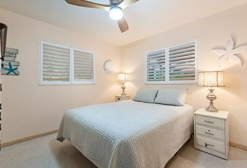 Siesta Key Oasis W/ Outdoor Pool + Screened Lanai!