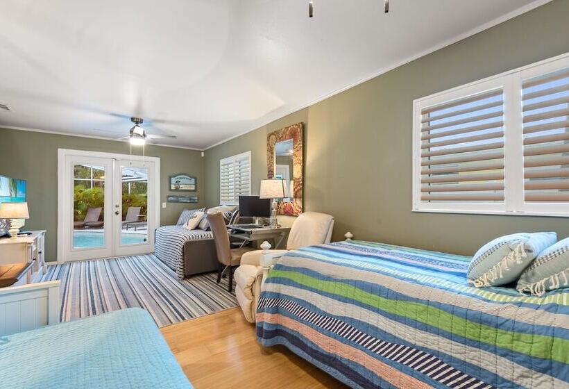 Siesta Key Oasis W/ Outdoor Pool + Screened Lanai!