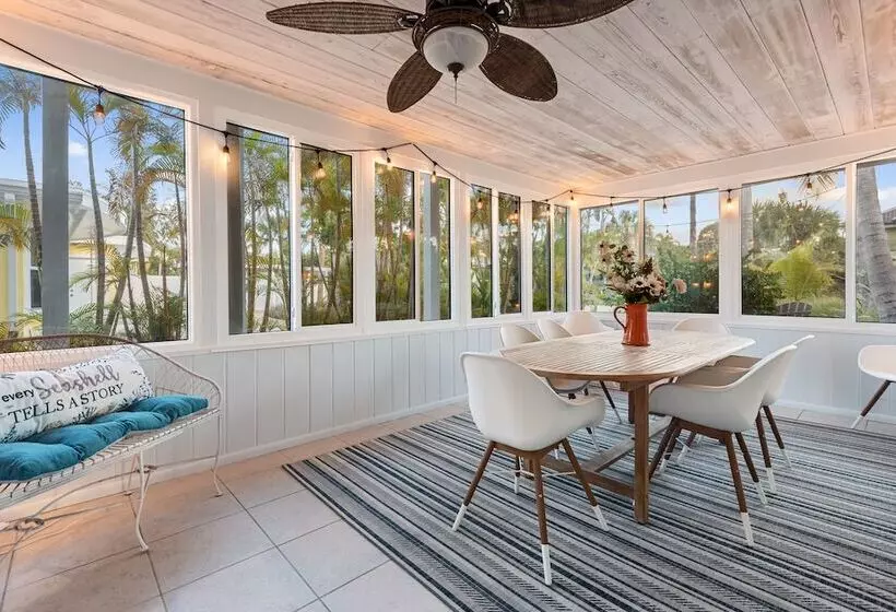 Siesta Key Oasis W/ Outdoor Pool + Screened Lanai!