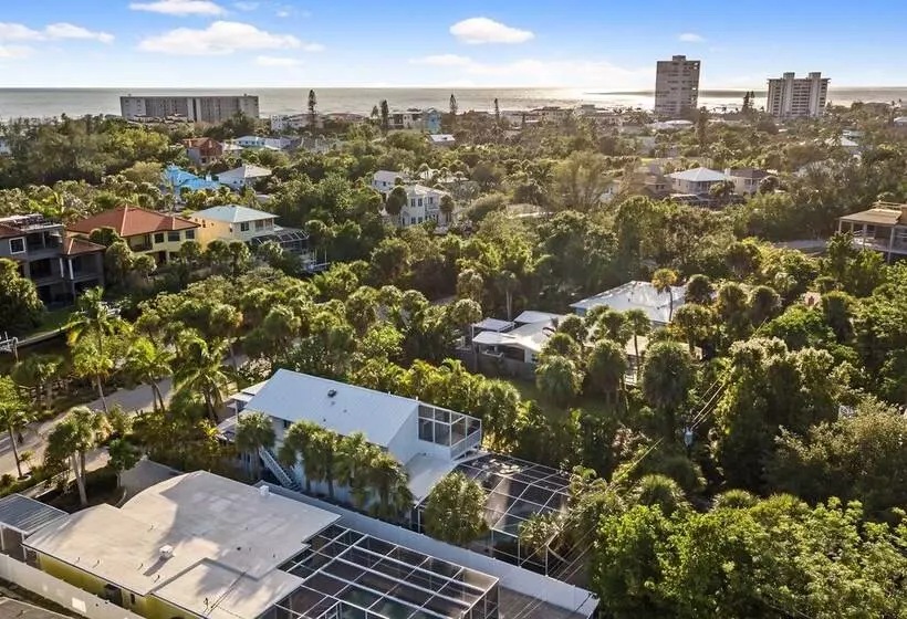 Siesta Key Oasis W/ Outdoor Pool + Screened Lanai!