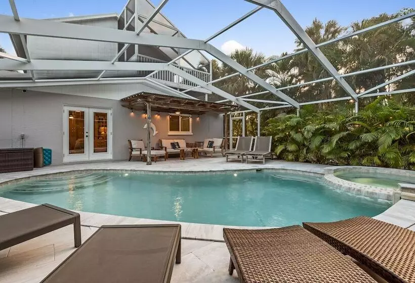 Siesta Key Oasis W/ Outdoor Pool + Screened Lanai!