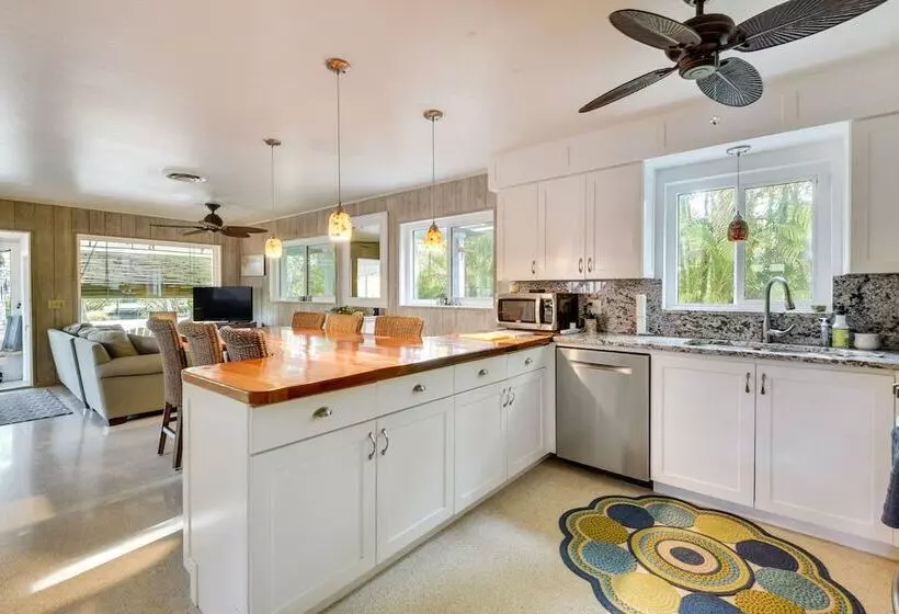 Siesta Key Oasis W/ Outdoor Pool + Screened Lanai!